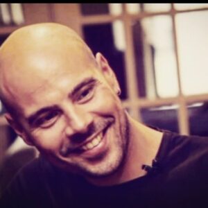 Marco D'Amore Instagram - Quando si è all’indomani di una nuova avventura si deve sorridere, quali che siano gli ostacoli da superare. Questo anno nuovo mi metterà alle prese con una esperienza delicata e rischiosa ma faccio mie le parole di Moravia e le dedico a tutti quanti voi, qualunque sia l’ambito e l’impresa con cui vi misurate: “Al mondo non c’è coraggio e non c’è paura, ci sono solo coscienza e incoscienza. La coscienza è paura, l’incoscienza è coraggio”.