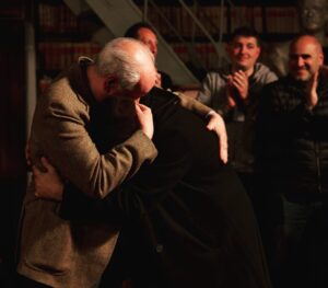 Marco D'Amore Instagram - Ecco come abbiamo fatto questo film, abbracciati! Ci siamo tenuti stretti dal primo all’ultimo momento. Maestro mio, 25 anni di vita e tournée, di meraviglie e dolori condivisi, di spettacoli, film, successi e delusioni. #Caracas ci ha riunito e ci ha ritrovato uguali: io quel ragazzino che ancora e sempre ti guarda ammirato e tu quel gigante che semplicemente fa la cosa più difficile del mondo come se fosse niente. Al futuro che ci aspetta, al momento in cui si farà buio in sala e ci tremerà il cuore…Anche lì saremo insieme, abbracciati! 

pic by @maghidelli