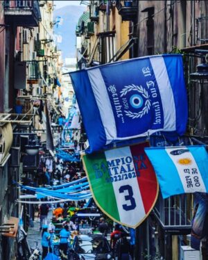 Marco D'Amore Instagram - La dico con le parole del cantore cieco, il padre Omero, il Poeta che chiama il Mediterraneo "igrà kèlefta", la strada liquida, che unisce popoli e culture nei millenni: “Anche i dolori sono, dopo lungo tempo, una gioia, per chi ricorda tutto ciò che ha passato e sopportato.” E noi lo teniamo bene a mente ma qualcuno voleva toglierci la felicità dello sconfitto che vince? La rivalsa del più debole sul forte? L’eroismo di Davide alle prese col suo Golia? Questa è la meraviglia dello sport! Questa la speranza per chi comincia e si sente ripetere che mai riuscirà! Qualcuno ha fatto offesa e ludibrio dei nostri fallimenti che per noi sono parte della storia, tacche della crescita, onore del campo! Sicuramente siamo dalla parte di chi poco ha avuto, quasi mai ha trionfato, spesso è caduto! Non per questo abbiamo rinunciato a rialzarci, contando le ferite che ora stanno lì a ricordarci da dove siamo venuti ieri per esultare oggi!!! 
Grazie @officialsscnapoli grazie Mister @lucianospalletti grazie al popolo napoletano sparso nel mondo che piange e ride insieme! Ma soprattutto GRAZIE RAGAZZI💙💙💙 #ForzaNapoliSempre 

Grazie anche perché in un momento di personale solitudine questa vittoria non mi lascia solo. #seriea #campioniditalia 

…e Diego sorride da lassù…