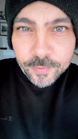 Marco D'Amore Instagram - ‼️MESSAGGIO A RETI UNIFICATE‼️ Domani alle ore 14 sarà finalmente condiviso il trailer di #Caracas 🖤🖤🖤 È senza dubbio alcuno il più bel trailer cinematografico dal 1861 ad oggi!!! Aspetto commenti, approfondimenti e speculazioni varie oltre a ricchi premi e cotillon! Vi voglio bene,  muoio dalla voglia che vediate il film non vedo l’ora sia il 29 Febbraio …data di uscita🔥🔥🔥🔥🔥🔥🔥🔥🔥🔥
Grazie a @visionfilmdistribution @_madentertainment_ @picomedia.official @camelia.lumbroso 
E un grazie particolare a @salvatoreesposito … guardando il video capirete perché …😁😁😁