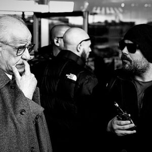 Marco D'Amore Instagram - Con Toni non si parla semplicemente del personaggio o della scena. Lui non ha bisogno di indicazioni per comprendere il contesto o le circostanze date. Rispetto a certe cose vola. Piuttosto, vuole sentire la direzione scelta ed ha bisogno di condividerla, vuole essere immerso nella visione che si racconta per perdersi. Lavorare così ti mette nella difficile condizione di essere sempre deciso e attento, saggio e sprovveduto insieme. Ho debuttato nella sua compagnia a 18 anni, dopo 25 anni di lavoro insieme, per la prima volta, l’ho diretto. Il più grande salto mortale della mia vita. Tra poco #Caracas sarà al cinema. Tra le tante cose … vedrete anche quanto ci siamo voluti bene.. grazie Maestro🖤