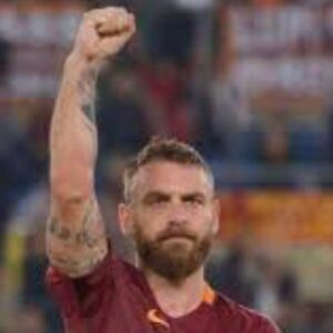 Marco Giallini Instagram - Mi chiedo dove sia finito il Cuore. Non può essere che persone ,dati gli interessi , i Giochi di “potere”, nella speranza di essere immortali, possano in qualche modo dare con nonchalance una notizia cosi ad un PUBBLICO CALCISTICO come quello della
ROMA, Pubblico che avrebbe Meritato nel
corso della Storia, di avere Maggiori Soddisfazioni e di “soffrire” Meno! ... Questa, non la Perdonerei nemmeno a MIA MADRE, . Figuriamoci ad un  Presidente che non conosco ... o a chi per lui . Basta, per me e’ “finita “ ... la -ROMA-, ha  da Oggi , uno di Meno che “soffre “( Calcisticamente  parlando ) per una Squadra e per uno Sport , che ha disatteso le aspettative di chiarezza , e  di appartenenza  a qualcosa, che avesse a che fare con il Cuore! CIAO DANIELE! Io lo so’ che Tu il Cuore ce ll’hai ... da venne . Allora Famo na cosa tra de noi ... (mi riferisco , a Tutti quelli, che hanno ancora questo Organo Funzionante), TI VOGLIAMO BENE SEI MIO FRATELLO , MIO AMICO ,LA PERSONA CON LA
QUALE IO LA MIA FAMIGLIA ,I MIEI AMICI ... (ANCHE QUELLI CHE NON CONOSCO)
ABBIAMO CONDIVISO , LA PASSIONE, E LO SMISURATO AMORE PER UNA CITTA’ E PER LA SUA 
GENTE . TI VOGLIO BENE ,FRATELLO D’ELEZIONE ... MI MANCHERAI NON SAI NEMMENO QUANTO . SEI UNO DEI PIU GRANDI CALCIATORI  CHE QUESTA SQUADRA ABBIA MAI AVUTO . TI MANDO E TI MANDIAMO UN ABBRACCIO CON STRETTA DA FARE MALE ... NON VEDERE LA TUA FACCIA, prima e dopo LA PARTITA , ci priverà del “NOSTRO “Senso Vero dello Sport, e di questo Gioco ..CIAO DANIELE . Marco Giallini .