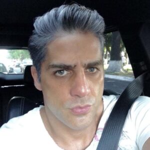 Marco Méndez Instagram - Un poco de color ! Gray or brown ?