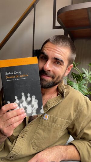 Marco Tostado Instagram - Novelas cortas , novelas que posiblemente en un fin de semana podrías devorarlas , intensas , que despiertan un hambre feroz por devorar cada página .
Comenta cuál es tu novela corta favorita ?