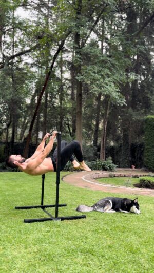Marco Tostado Instagram - Entrenamiento en casa , ring Muscle up en la one bar de @spmfit_  desbloqueado