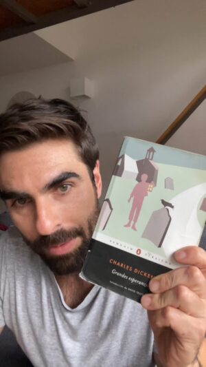 Marco Tostado Instagram - Mediados de 1800 en Inglaterra : un huérfano, un extraño benefactor que cambiará la vida de nuestro protagonista  y una historia de amor harán que te enamores de esta novela .
DICKENS sin duda es el padre del realismo .
Hablemos de libros ….. 📚
#hablemosdelibros