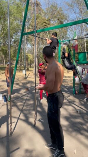 Marco Tostado Instagram - Tubo , tubo , tubo …. Demandante , celoso pero sobre todo intenso . 
Quien jala por unos tubos ? 

#calistenia