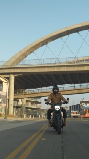 Marco Tostado Instagram - Los Ángeles , California , Diciembre 2023 .
Tomando las calles de la ciudad con la #shotgun650 
@royalenfield @royalenfield_mx #publicidad