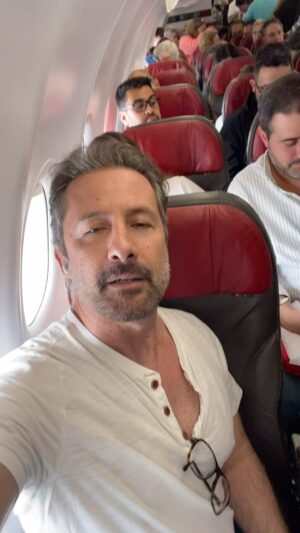 Marco Zunino Instagram - Para variar @latamairlines siempre sorprendiendo pero en lugar de para mejor ,solo para peor, el abuso es solo con Peru? Me pregunto , no queda más que reclamar , te dan servicio de LOW COST pero no te cobran como low cost! El crew de latamperu siempre súper amable ! Lo mejor que tienen .