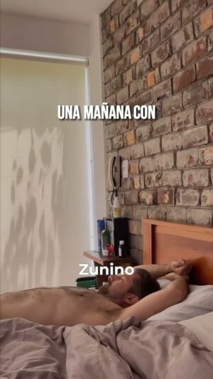 Marco Zunino Instagram - Una mañana típica conmigo... esperen el final. @larocheposay 

#foryou #parati #viral #paratiiiiiiiiiiiiiiii #fyp #foryourpage #mañana #despierta #rutina #cuidado #piel
