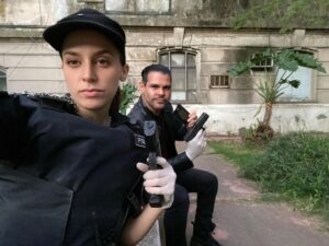 Marco de la O Instagram - De policía solo para la ficción. Hoy se estrena “Mete Miedo” de @nestor.s.sotelo.9 en los cines . Película que tuve el placer de participar con un equipo de trabajo bárbaro ! 
Nos vemos en el cine ❤️‍🔥 @macasuarezd
