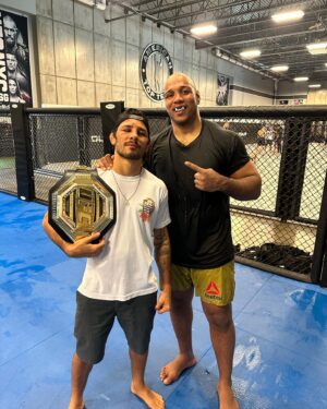Marcos Rogério de Lima Instagram - Você é o cara @pantoja_oficial é incrível e inspirador olhar sua trajetória, o @ufc precisa de campeões como você, enquanto os lutadores estão nessa de ostentar e se vestir como um palhaço aparece um cara como você que prioriza sua família, ostenta bons amigos e o trabalho duro.
Você é inspiração irmão Deus abençoe você e toda sua família, você é o nosso campeão meu anãozinho gigante rs! ✌🏾👊🏾🦍