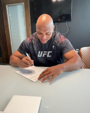 Marcos Rogério de Lima Instagram - 🇧🇷Aproveitei o dia para apresentar o @josemdiazf e a @firstroundmgmt para minhas pequenas e assinar os contratos de renovação e da próxima guerra.
Obrigado meus amores @mariaisabellarivelles, José, FRM, @ufc , @mickmaynard2 e @danawhite nos vemos em breve!
✌🏾👊🏾🦍
.
.
🇺🇸 I took advantage of the day to introduce @josemdiazf and @firstroundmgmt to my girls and sign the renewal and next war contracts. Thank you my loves @mariaisabellarivelles, José, FRM, @ufc , @mickmaynard2 and @danawhite see you soon!