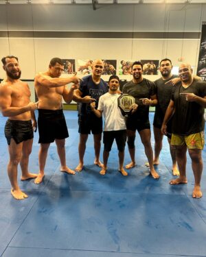 Marcos Rogério de Lima Instagram - Você é o cara @pantoja_oficial é incrível e inspirador olhar sua trajetória, o @ufc precisa de campeões como você, enquanto os lutadores estão nessa de ostentar e se vestir como um palhaço aparece um cara como você que prioriza sua família, ostenta bons amigos e o trabalho duro.
Você é inspiração irmão Deus abençoe você e toda sua família, você é o nosso campeão meu anãozinho gigante rs! ✌🏾👊🏾🦍