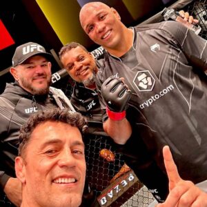 Marcos Rogério de Lima Instagram - Quem sabe onde quer chegar não mede esforços pra conseguir.
O camp de treinos foi perfeito e a estratégia traçada pela equipe técnica foi seguida à risca!
Ganhar é sempre bom, mas ganhar lutando bem e contra um adversário perigoso, jovem e que vinha invicto até então na carreira é ainda mais significativo!
Tenho certeza de que estamos no caminho certo rumo ao top 15 dos pesos pesados do UFC e, de agora em diante, vamos olhar somente pra cima.
DÁ PRA CHEGAR LÁ!
Parabéns pelas boas escolhas!
Tamo junto sempre, irmão!
#seguimostrabalhando #theoliveirabrothers #boxenodna #semkao #powerinyourhands #boxe #boxeo #boxing #esseéotrabalho #épossivelestarentreosmelhores #boxeocubano #boxeomexicano #boxebrasileiro #boxeprofissional #muaythai #calfkick #mma #ufc #ufcbrasil #ribeiraopires #abc #americantopteam #bestteamintheworld #paunamoleira #sucessovelhinho #thebestisyettocome