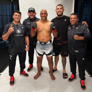 Marcos Rogério de Lima Instagram - Quem sabe onde quer chegar não mede esforços pra conseguir.
O camp de treinos foi perfeito e a estratégia traçada pela equipe técnica foi seguida à risca!
Ganhar é sempre bom, mas ganhar lutando bem e contra um adversário perigoso, jovem e que vinha invicto até então na carreira é ainda mais significativo!
Tenho certeza de que estamos no caminho certo rumo ao top 15 dos pesos pesados do UFC e, de agora em diante, vamos olhar somente pra cima.
DÁ PRA CHEGAR LÁ!
Parabéns pelas boas escolhas!
Tamo junto sempre, irmão!
#seguimostrabalhando #theoliveirabrothers #boxenodna #semkao #powerinyourhands #boxe #boxeo #boxing #esseéotrabalho #épossivelestarentreosmelhores #boxeocubano #boxeomexicano #boxebrasileiro #boxeprofissional #muaythai #calfkick #mma #ufc #ufcbrasil #ribeiraopires #abc #americantopteam #bestteamintheworld #paunamoleira #sucessovelhinho #thebestisyettocome