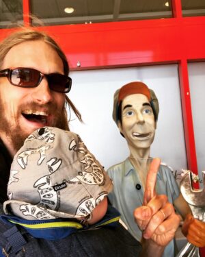 Marcus Berggren Instagram - Jag älskar Sverige. Det finns andra länder jag älskar mer för att dom har bättre vin, rockmusik och taggigare berg och sånt men jag älskar Sverige också. 
Jag älskar klädavdelningen på ICA Maxi.
Jag älskar såna lotterier på midsommar som e nån slags bonnaroulette med ett runt hjul med tusen spikar där man kan vinna en påse Twist där alla utom en (nougatcrisp) är äckliga.
Jag älskar kaffeautomater från sent 90-tal som är lika långa som en helt vanlig tjej och på två minuter kan göra skitäckligt kaffe. 
Jag älskar att det känns som att måsar aldrig blinkar. 
Jag älskar ljudet av det hårda tunna repet som slår mot en flaggstång i vinden.
Jag älskar enplans mexitegelvillors rostigt bruna nyans och hur man vet att källarn är avsedd för drömmar. 
Jag älskar hur grustennisplaner ser ut när det regnat: klibbiga och goda. 
Jag älskar en sån där brutalt svarvad Sverigeflagga i trä man får med mackorna när man fått barn. 
Jag älskar avståndet mellan Stefan Löfvens ögon. 
Jag älskar bricklunch med såna tunna prickiga knäckebröd, engångsförpackningar Bregott och lingondricka. 
Jag älskar det godmodiga allvaret hos snickare med gammelmodiga hängslen och parodiskt stor bluetooth fastgjuten i örat. 
Jag älskar hur tanter blir rörda av Björn Afzelius musik. Som att han förstår dom. 
Jag älskar hur ett gäng tolvåringar, killar och tjejer, sitter på en flytbrygga en bit ut i sjön när solen är på väg att gå i moln. 
Jag älskar små tuber Kalles Kaviar.
Jag älskar hur tanter utanför storstäderna vill se ut som artisten Pink. 
Jag älskar hur mandelkubb inte bara är gott. 
Jag älskar det starka vita skenet från kylen på den lokala pizzerian en tidig kväll i oktober.
Jag älskar att bibliotek alltid känns överbemannade (bekvinnade).
Jag älskar att Ikea bara har leksaker i tyg va fan är deras problem liksom.
Listan över vad jag hatar med Sverige kan ni läsa på min blogg http//www.vaknasverige/sanningen.net
Hej då!