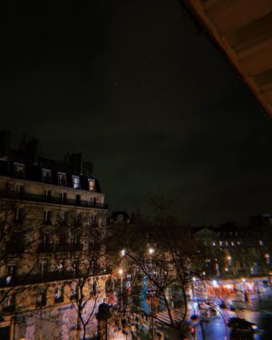 Marcus Berggren Instagram - Det ordnades en bussresa till Nödinges vänort Ploërmel. Två nätter Paris på vägen. Jag, Olof och Antonio var, som vi sa ”på”. Vi kunde bli vilka vi ville för vi hade inte hunnit bli några andra än. Där det sitter en ryggsäck sedan satt bara pojkrygg. 
Väl framme i Paris luktade allting tusen år gamla sopor och nån slags blöt sten som man kan tänka sig att gravida kvinnor vill ha i munnen. 
Vi bodde på ett skabbigt hotell där bangladeshiska affärsmän satt och sov ifrån sina cigarretter i blankslitna skinnsoffor gjorda utav djur vi bara sett på Babar. Det var bara förmiddag när vi gav oss ut på stan. 
Män gick på alla fyra, hundar rökte cigg så filterlösa att dom kallade mammor för horor och tvärtom. Kvinnor i våra mammors ålder såg ut som urstigna ur handkrämsreklamer, indier på inlines. Uteserveringarna läckte ut i korsningarna som om som ställena hade ytspänning. Överallt äldre herrar till synes sena till ett Sherlock Holmes-cosplay. Vi gick och gick. 
Till skillnad från i GTA Vice City kunde inte världen ta slut. 
Den var en loop vi kunde vänja oss vid. 
Vi köpte cigg och öl. Desperata efter något som sa till oss att vi var vuxna. I det avsekulariserade landet vi kom från fanns inga riter kvar. Bara Antonio hade konfirmerat sig för att få en moped. Töntarna som ”fann Gud” på konfan behövde bara en tydligare pappa. 
Vi var den första generationen sen Magnus Ladulås var oskuld som skulle få det sämre än våra föräldrar. Det var en hemsk tanke för vi tyckte att vad dom hade fått var under all kritik. Altan och vänner som hette typ ”Åsa och Jörgen” med skärp-utmanande barn som andades genom näsan och pratade Pokémon. Farsans enda egentid var när han gick ut med soporna. 
Om det var allt skulle vi dö som själsligt avklippta mördarsniglar. 
Men nu gick vi där längs en glipa i kulissen. 
Som Janne Långbens husvagnssemester fast tvärtom: bakom den stålgrå industrifonden vi bar med oss inombords sken ett vitt ljus in. Paris. 
Vi kunde lätt försvinna här och slippa bli dom vi skulle bli. Och bara gudarna vi inte ens trodde på vet att vi försökte.
Vi skulle aldrig se tillbaka för man kan inte se tillbaka på ingenting.