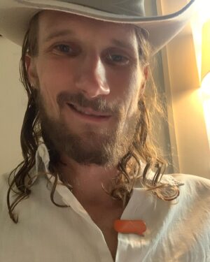 Marcus Berggren Instagram - Det e la lika bra att erkänna: R-ONK har måtts längs livets elljusspår. Det e ju bara så det e: Under stundom mår man som den ensamma ponnyn med ryggskott på Fat Camp. Det jobbigaste är när man inte ens vet varför. Det är då man köper kristaller och knark och undulater och flakmopeder. Egentligen borde man bara snackat med någon. Men man orkar inte alltid komma dragandes med sin knähöga mentalskit:
”Läget?”
”Jovars, har du fyra timmar över och Benzo som stolpiller?”
Skryt åsido men jag får ofta frågor om att stötta kampen mot vapen, kvinnor, bröstimplantat på gnagare, bålgetingar, nyktert leverne på segelbåtar, talibaner, FÖR små hundar och att GB har en brun glass som heter Nogger.
Men det hade känts förljuget att jag skulle stå där som en talesperson och bottna som en dvärg i vuxenpoolen. 
Däremot är jag glad att @organisationen_mind finns och har en kampanj som helt enkelt går ut på att mikra kallpratet så det får spår av lite mänsklig jävla värme i sig. 
Orka fråga och orka lyssna. Vafan det kan hjälpa!
Det och medicin. Själv käkar jag grejer som om Ludmila Engquist siktar på OS-guld i psykisk hälsa 2024 och vissa dagar är det ändå som att åka Flumeride naken vintertid i skallen. 
Självmordslinjen nås på 90101 och är öppen dygnet runt. För att den ska kunna vara det behövs REDA CASH så in på mind.se och swisha en slant. Varför inte köpa en sån här pratbubblepin? (Man älskar ju pratbubblor Lex Don Rosa)
Det är som Rosa Bandet för poeter.
Skriv gärna vad du swishar så dubblar jag det. 
Nåt ska la barnbidraget gå till!!!
Å tänk på vad min kompis Nisse sa en gång: 
”Det känns ju dumt å ta livet av sig när det lika gärna kan bli bättre”. 
🕵️‍♂️🖤