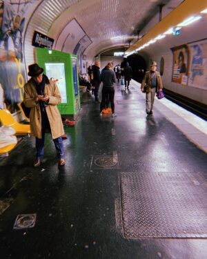 Marcus Berggren Instagram - Det ordnades en bussresa till Nödinges vänort Ploërmel. Två nätter Paris på vägen. Jag, Olof och Antonio var, som vi sa ”på”. Vi kunde bli vilka vi ville för vi hade inte hunnit bli några andra än. Där det sitter en ryggsäck sedan satt bara pojkrygg. 
Väl framme i Paris luktade allting tusen år gamla sopor och nån slags blöt sten som man kan tänka sig att gravida kvinnor vill ha i munnen. 
Vi bodde på ett skabbigt hotell där bangladeshiska affärsmän satt och sov ifrån sina cigarretter i blankslitna skinnsoffor gjorda utav djur vi bara sett på Babar. Det var bara förmiddag när vi gav oss ut på stan. 
Män gick på alla fyra, hundar rökte cigg så filterlösa att dom kallade mammor för horor och tvärtom. Kvinnor i våra mammors ålder såg ut som urstigna ur handkrämsreklamer, indier på inlines. Uteserveringarna läckte ut i korsningarna som om som ställena hade ytspänning. Överallt äldre herrar till synes sena till ett Sherlock Holmes-cosplay. Vi gick och gick. 
Till skillnad från i GTA Vice City kunde inte världen ta slut. 
Den var en loop vi kunde vänja oss vid. 
Vi köpte cigg och öl. Desperata efter något som sa till oss att vi var vuxna. I det avsekulariserade landet vi kom från fanns inga riter kvar. Bara Antonio hade konfirmerat sig för att få en moped. Töntarna som ”fann Gud” på konfan behövde bara en tydligare pappa. 
Vi var den första generationen sen Magnus Ladulås var oskuld som skulle få det sämre än våra föräldrar. Det var en hemsk tanke för vi tyckte att vad dom hade fått var under all kritik. Altan och vänner som hette typ ”Åsa och Jörgen” med skärp-utmanande barn som andades genom näsan och pratade Pokémon. Farsans enda egentid var när han gick ut med soporna. 
Om det var allt skulle vi dö som själsligt avklippta mördarsniglar. 
Men nu gick vi där längs en glipa i kulissen. 
Som Janne Långbens husvagnssemester fast tvärtom: bakom den stålgrå industrifonden vi bar med oss inombords sken ett vitt ljus in. Paris. 
Vi kunde lätt försvinna här och slippa bli dom vi skulle bli. Och bara gudarna vi inte ens trodde på vet att vi försökte.
Vi skulle aldrig se tillbaka för man kan inte se tillbaka på ingenting.
