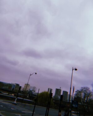 Marcus Berggren Instagram - Det ordnades en bussresa till Nödinges vänort Ploërmel. Två nätter Paris på vägen. Jag, Olof och Antonio var, som vi sa ”på”. Vi kunde bli vilka vi ville för vi hade inte hunnit bli några andra än. Där det sitter en ryggsäck sedan satt bara pojkrygg. 
Väl framme i Paris luktade allting tusen år gamla sopor och nån slags blöt sten som man kan tänka sig att gravida kvinnor vill ha i munnen. 
Vi bodde på ett skabbigt hotell där bangladeshiska affärsmän satt och sov ifrån sina cigarretter i blankslitna skinnsoffor gjorda utav djur vi bara sett på Babar. Det var bara förmiddag när vi gav oss ut på stan. 
Män gick på alla fyra, hundar rökte cigg så filterlösa att dom kallade mammor för horor och tvärtom. Kvinnor i våra mammors ålder såg ut som urstigna ur handkrämsreklamer, indier på inlines. Uteserveringarna läckte ut i korsningarna som om som ställena hade ytspänning. Överallt äldre herrar till synes sena till ett Sherlock Holmes-cosplay. Vi gick och gick. 
Till skillnad från i GTA Vice City kunde inte världen ta slut. 
Den var en loop vi kunde vänja oss vid. 
Vi köpte cigg och öl. Desperata efter något som sa till oss att vi var vuxna. I det avsekulariserade landet vi kom från fanns inga riter kvar. Bara Antonio hade konfirmerat sig för att få en moped. Töntarna som ”fann Gud” på konfan behövde bara en tydligare pappa. 
Vi var den första generationen sen Magnus Ladulås var oskuld som skulle få det sämre än våra föräldrar. Det var en hemsk tanke för vi tyckte att vad dom hade fått var under all kritik. Altan och vänner som hette typ ”Åsa och Jörgen” med skärp-utmanande barn som andades genom näsan och pratade Pokémon. Farsans enda egentid var när han gick ut med soporna. 
Om det var allt skulle vi dö som själsligt avklippta mördarsniglar. 
Men nu gick vi där längs en glipa i kulissen. 
Som Janne Långbens husvagnssemester fast tvärtom: bakom den stålgrå industrifonden vi bar med oss inombords sken ett vitt ljus in. Paris. 
Vi kunde lätt försvinna här och slippa bli dom vi skulle bli. Och bara gudarna vi inte ens trodde på vet att vi försökte.
Vi skulle aldrig se tillbaka för man kan inte se tillbaka på ingenting.