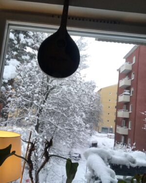 Marcus Berggren Instagram - Det är nåt när snön lägger sig som ett bulligt hotelltäcke över världen som ger mig en mental karatespark raka vägen till ett klassiskt jullov.
11 år och redo för allt men helst ingenting. Ens förmyndare bara lediga på Jesus Krister själva namnsdag.
Två ostörda veckor av Worms World Party, Nirvana på brännskiva gastandes ur cd-växlaren. Diet: Nisses senap rakt ur burken och nån sån Freewayjulmust pappa köpt på Kalkali livs som smakade ond bråd död längs tysk motorväg. Man hade nån ”kompis” som man bara hängde med varje dag just det lovet. En ett år äldre kille vars mamma var från USA och ledde aerobicspass iklädd grisrosa baddräkt nere i centrum och rökte mentolcigg i bilen. Jag och lovpolaren satt framför MTV och väntade på Nellys Dilemma. När den kom efter tre timmar satt vi bara och blängde som kloaksorkar som fått nos på två veckor gammal kebabrulle som vart inne i en VVS-montör och vänt. Sen gick vi ut till backen med min rostiga snowracer och vi var äldst och därmed kungar och du styrde och jag satt bakom tätt och det hade nästan känts romantiskt om jag inte hade haft med mina grusfyllda isbollar som jag lattjade iväg på intet ont anande dagisbarn som förlorade kontrollen om sina pulkor och körde rakt in i elskåp som exploderade bakom oss i tanken. Vid botten av backen bodde skolans rektor Egon Hedeberg. 400 år gammal redan 80-talet. 1880-talet. Han var En man som hette Ove om Ove hade hetat Hitler och tänt av på skumbananer och kranskommunskokain samma dag. Vi lät snowracern glida in sista biten på hans uppfart som var skottad med autistnazistisk precision. Efter bara sekunder slogs dörren upp och där stod han: General Surfitta, återuppstånden från dom fetedöda, iklädd bara sin morgonsarkofag, med en blodåder bultande i pannan som en anakonda fångad inuti en förhud. 
”Era glosögda horungar! Jag ska flå er levande och göra barnkroppkakor av er!”
Han tog sats mot oss men det fanns ungerska modem på den här tiden som var snabbare. Vi reste oss helt zonkade av skräck och började kubba hemåt med snowracern som en poliotax efter oss i snöret. Vi tittade på varandra. Jag såg alla tänder i din käft. Vi levde. Att ha stått i dödens tambur hade påmint oss det.