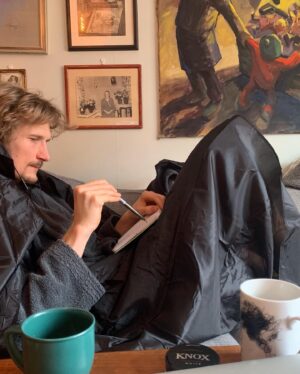 Marcus Berggren Instagram - Här är ett bildspel från när jag köpte en cape, mantel, Dracula-på-jobbet… kalla det va du vill. Jag blev extremt retad för den och hade den bara på mig denna enda gång men skulle aldrig slänga den. För drömmen lever där längst nere i kistan i sovrummet. Detta är på det stora hela ett väldigt inspirerande inlägg där jag då inspirerar er till att göra saker. En vacker dag när ni ser mig iklädd den på stan vet ni: den killen skiter i allt!!! Hej då iaf.