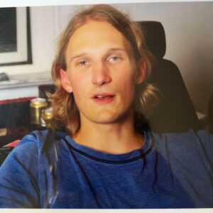 Marcus Berggren Instagram - Håller på och packar för att flytta hem till Göteborg efter nästan tio år i Stockholm. Hittade min anteckningsbok från den första tiden och den inleds med ett brev (oklart till vem):
”Brev från huvudstaden. Det är inte utan mörker i hjärtat som jag skriver det här. Jag lämnade min kära hamnstad, mitt älskade Göteborg för ett jobb. Jag har alltid velat göra något kreativt med mina vakna timmar och kunde jag dessutom få betalt hade det varit ENASTÅENDE. Mitt huvud är så belamrat med idéer och projekt att det ofta gör ont att tänka. Det är fullt där inne så alla idéer skaver mot varandra och det tillkommer ständigt nya. Jobbet i Stockholm som jag kämpat för att få i ett halvår genom intervjuer och workshops gick ut på att utveckla koncept för teve. Åh vilken fröjd att få fakturera för sitt tankegods! Att få släppa ut några idéer ur min lilla hjärna. Om jag har idéer för teve? Snälla jag skiter idéer för teve. När jag bajsar kommer det inte ut bajs utan idéer för teve. Ursäkta min orena svenska. Som tur var fick jag jobbet! Oturligt nog beslutade höjdarna i USA att lägga ner bolagets utvecklingsgrupp i Sverige. Den första tanken som slog mig då var hur smart det egentligen var att lämna mina vänner, min gosiga grotta i Grimmered och mitt livs kärlek… för vadå? Men smart har jag aldrig varit. Smarta människor går på Chalmers och får ett jobb. Det behövdes något för att locka hit mig. Så det är inte heller utan ljus i hjärtat som jag inser att jag nu har en hel livstid i mina händer och inga måsten alls. Förutom att jag måste skapa. Jag är hellre hemlös med en dröm än drömlös i ett hem. 
/Jan Marcus 
P.S.
Det verkar vara något slags lajv här på söder där alla tjejer lajvar Rebecca & Fiona och alla killar ser ut som Lorentz roddare. Nu ska jag gå och lägga en blomma på Cornelis grav. Den är nära.
D.S.”
Tack alla som gjorde huvudstaden till en fetegrym plats. Hela mitt liv hände här. Till skillnad från Håkan är jag skyldig en massa människor nåt.
🖤🕵️‍♂️