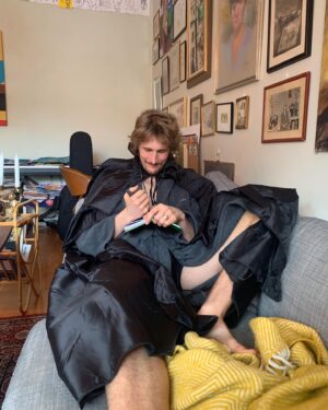 Marcus Berggren Instagram - Här är ett bildspel från när jag köpte en cape, mantel, Dracula-på-jobbet… kalla det va du vill. Jag blev extremt retad för den och hade den bara på mig denna enda gång men skulle aldrig slänga den. För drömmen lever där längst nere i kistan i sovrummet. Detta är på det stora hela ett väldigt inspirerande inlägg där jag då inspirerar er till att göra saker. En vacker dag när ni ser mig iklädd den på stan vet ni: den killen skiter i allt!!! Hej då iaf.