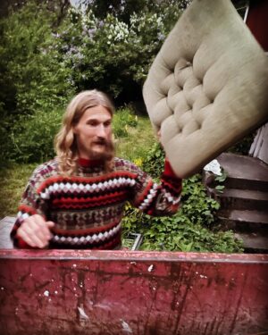 Marcus Berggren Instagram - Påväg till Falkenberg. Har varit där en gång tidigare i vad som känns som ett annat liv för det var det: sommarlov, våra morsor hyrde nån slags bastuflotte på land på Skrea strand. Jag minns hur vi satt hela dagarna i utemöbler inhandlade på bensinmack och smorde in oss med Hawaiian Tropic så det luktade utlasad kokosfitta på hela uteplatsen. Bratkulturen var på sin peak efter att moderaterna vunnit valet och ungdomar började känna att Timbuktu var ”lite väl hummus”. Men inga riktiga schteeekare med ”sch” och fjorton ”e” på mitten åkte till Skrea; dom var i Båstad eller på nån som hette Philippas pappas båt och betedde sig. Runt Skrea strand med sin kommunala strandbar och eftersatta minigolf helt utan äventyrsinslag med mattor i landstingets fulaste fleece, drog det bara runt såna kranskommunare med mittbacksefternamn vars daxvaxade backslicks hade släppt i sina fästen och på deras noppriga pikéer stod det: Puma. 
Det kunde lika gärna stått bajskorv.se.
Vi hade för fula kroppar för att bada offentligt så vi bidade vår tid till kvällningen då vi gick den Sagan Om Ringen-långa promenaden in till Falkenberg Rock City. Det var tomt sånär som på en parkeringsautomat och en gubbe som såg ut som att han VAR herpes. 
Den enda öppna anrättningen var en dammig kinakrog vilket passade våra minderåriga syften perfekt. Dom hade en självmordsbenägen karp i en ful fontän som skelade bara för att ha nåt att göra. I övrigt tomt. Vi beställde två vårrullar var med sötsur sår och jag minns att du tog ett djupt andetag innan du såg kinesen djupt in i ögonen och sa med en ny påhittad röst som skulle simulera det faktum att du hade päronpung och amorteringar:
”Och två kalla öl”.
Utan minsta darr på sina minimala ögonbryn gick kyparen och hämtade två djupt kinesiska öl på långflaska och ställde ner på bordet med en smäll och den smällen var startskottet på något. Vad visste vi inte än med det bubblade bubbelpool innanför fjärilsfarmen i det insjukna pojkbröstet och därefter var ingenting sig likt. INGENTING. 

Bild: orelaterad privat