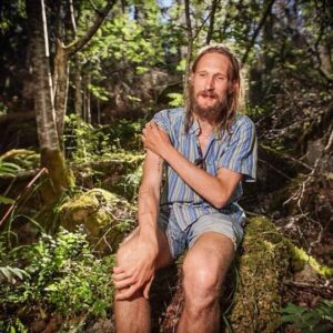 Marcus Berggren Instagram - Mmmmmm här sitter jag och skaldar med sten som stol och fan vad alla har tjatat (0,7) ”när kommer den årliga sommardikten som tar med på en resa över tid och rum rätt genom juni juli augusti som om vore det en mental jävla gångtunnel???” Jag kan hota er med att det är exakt NU (snart) den kommer. Det tog hela sommaren att skriva den och jag har försakat vänner, familj, intimhygien och skaffat mig mången fiender längs vägen och dessutom tvingats bo i Mellerud (se bild) i långa perioder mot deras vilja!!! Om ni har synpunkter om diktens innehåll så ta gärna det med @karlsundin (det är Davids bror men även han har mustasch samt är mycket tillmötesgående).

Sommardikt

kubbs lokala regler
“flygande målvakt”
va i helv 
ljudet av gräsklippare ca fyra hus bort 
vilken är målvakten menar du
bilens varma andedräkt 
bambatanters rökta barm
sommarens enda kyss 
från en fästing 
dom kusligt döda spanska rytmerna från en medtagen högtalare 
idioten som bär den
hans okunskap så lätt att bära
den mänskliga muren av ryggtatueringar 
föreställande fula barn eller snygga katter jag vet inte
hur man alltid tittar menande på varandra när det luktar weed
som att “oss lurar dom fan inte vi har gått kommunal skola”
tänk en vampyrfilm om myggor 
som heter “tiny retarded vampires 2”
och tänk att ettan fick en uppföljare
en döende cornetto blöder ut på asfalten 
man hör tjockisbarngråt i sitt huvud och ser scenen framför sig
en cornelia i strassbikini hulkandes
cykeldäck med luft från 1992 dammar över grusväg
som ett ambulerande museum över luft från just året 1992
fan va bra luft det var då! vi borde andats mer
två unga gastar alternativt grandpasimpsonsgamla människor framför husvagn stirrar framför sig som blinda
för att dom redan sett allt 
ingenting
fågel skriker något på dialekt
kvinnor med små bröst
män med stora 
hur fötterna förgäves försöker forma sig kring stenarna dom går över
lokala anslagstavlor 
vittrat papper som utlovat dansband 
du ser bilden på dom fem överkammade åldersmännen männen i skjortor som ser ut att vara gjorda av traktens finaste aluminium 
och tänker
“dom vet saker om kvinnor jag inte ens tänkt på”

Beld: @henriknyblom