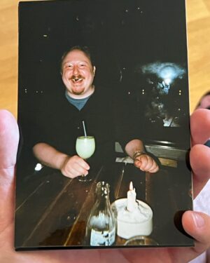 Marcus Berggren Instagram - Ja sommarn var kort som Tomas Lenin sjöng men jag var långsint rakt igenom. Först var man sur som fan i två veckor, sedan uttråkad i en, sketfull samtliga men det är trevligt att åtminstone nån ringer en (soc)
Jag vill tacka min revisor illitterata agent D. Dennis. P. Petersén för att han tog ut svängarna i våras så att jag och familjen fick se Caymanöarna i sommarskrud! Vilket jävla ställe! Såg ut som Mölndal på molly. 
Hammars konsert alltså så inte jättebra. Men hellre det än Linda Hammar och skäran som är ett neonatal kängpunkband från Västerås jag råkade backa över med bilen 2007. Jag hade noll körkort och ännu färre vänner.
Skulle en bild i bildspelet råka vara fager för blickfånget är det @karinlondre eller @fannywijk som fotat. Resten borde vara privat. Om sjukvården är det kan la mina bilder så att säga ”hänga på”.
