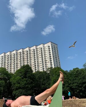 Marcus Berggren Instagram - Ja sommarn var kort som Tomas Lenin sjöng men jag var långsint rakt igenom. Först var man sur som fan i två veckor, sedan uttråkad i en, sketfull samtliga men det är trevligt att åtminstone nån ringer en (soc)
Jag vill tacka min revisor illitterata agent D. Dennis. P. Petersén för att han tog ut svängarna i våras så att jag och familjen fick se Caymanöarna i sommarskrud! Vilket jävla ställe! Såg ut som Mölndal på molly. 
Hammars konsert alltså så inte jättebra. Men hellre det än Linda Hammar och skäran som är ett neonatal kängpunkband från Västerås jag råkade backa över med bilen 2007. Jag hade noll körkort och ännu färre vänner.
Skulle en bild i bildspelet råka vara fager för blickfånget är det @karinlondre eller @fannywijk som fotat. Resten borde vara privat. Om sjukvården är det kan la mina bilder så att säga ”hänga på”.