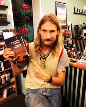 Marcus Berggren Instagram - Nu har då marknadsavdelningen (jag) bestämt att för att verkligen MÅNGLA ut min bok till massorna (du och ditt ANHANG)
att om man köper skiten denna helgen och dmar kvitto till mig så skickar jag tillbaka en video där jag sakligt går igenom dom husdjuren jag (till deras förtret) hade hand om åren 1999-2007. Spoiler: alla dog. Var det mitt fel? Ja, det kan du bara få veta om du beställer romanen i min bio NUUUUUUUUUUUUUUUUU.
Tagga gärna nån som inte kan läsa men som borde ge det ett försök!
🕵️‍♂️🖤
