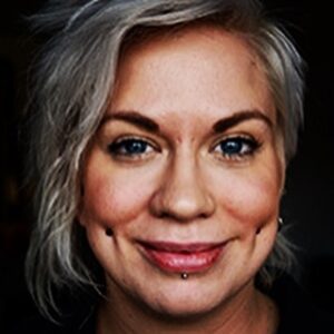 Marcus Berggren Instagram - Hej jag ville bara tacka för min klang och jubelidiot-föreställning i kranskommunernas huvudstad Partille för exakt sju dagar sedan. Dom jag vill tacka mest är @kickiskicks @ciccistenborg och @karinlondre. Dom enda kvinnorna jag känner men det är ju inte riktigt sant för jag känner inte Cicci så bra (ÄN). 
Kicki har turnélett skojat skött ljud och ljus och haft många olika hårfärger. 
Cicci har producerat hela schabraket och är en glipa ordning i världens ridå av kaos. 
Karin har åkt med på turnén och dessutom orkat vara ihop med någon som jobbar med stand-up i sju år. Det är som att dejta en på samma gång folkilsk och kelsjuk åker- sork/gräsklippare. 
Trots dessa hjältar går ändå det största tacket ut till er som kom och såg någon av föreställningarna. Jag har Sveriges bästa publik och det är ert fel rakt igenom. 
Utan er hade jag varit en mycket märklig hemlös SOM HAR EN BOSTAD men ändå står på torget varje kväll och skriker saker bara han förstår. Det var skönt att slippa. 
Ha d gött så länge så hörs vi om det är nåt!
🖤🕵️‍♂️
P.S. Jag använde allas pressbilder för det här väl ändå press på nåt sätt?
D.S.