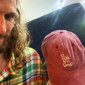 Marcus Berggren Instagram - Stötta svensk poesi & köp min rökespökekeps genom Sveriges finaste förlag @kaunitzolsson 
Ritat av mig – Prissatt av nån idiot som hatar cash
Billig samt mättande 
Kvalitativ som furu/Pokémon
Luktar inget
än
FAN VA JAG ÄLSKAR KEPSAR, främst röda 
🖤🕵️‍♂️
Finnes i limiterad utgåva på Kaunitz Olssons hemsida