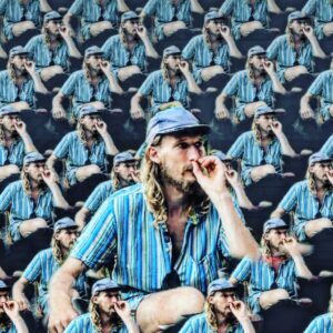 Marcus Berggren Instagram - E d fredag eller
Fan va d ska lajjas ikväll 
Barnet på barnhem, frugan i ryggsäcken 
Pang pang pang