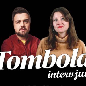 Marcus Berggren Instagram - Det här är Tombola Podcast. Det är världens äldsta podd. Äldre än Kinesiska Muren (restaurangen inte muren).
När podden startade hade gud ej ännu sagt VARDE LJUS. Ute var allt svart som rövhålet på en stingrocka. Häst och vagn låg fortfarande många år framför oss. Man tog sig fram genom att släpa sig fram med knytnävarna som ett institutionaliserat grotthärke. Camilla Läckberg var bara fjorton år gammal. Hennes pojkvän två. Tesla var ingen bil utan min granne. Vi spelade in podden genom att skrika den rakt ner i grottor och så samlades traktens byggarbetare och lyssnade till ekot. Babianer jagade Felix Herngren över Gärdet. Gamla stan hette bara ”stan”. Drottning Silvia gick runt iförd sin egen hud i ansiktet och skulle man ha mjölk i kaffet fick man jaga ikapp en get utpressa den grundligt. Bröd var inte uppfunnet. Inte heller salt. Bröd & Salt hette bara ” & ”. Hade lika många lokaler dock; stora slukhål var hundrade meter längs gator som bestod av jord som inte ens var stampad. Stampet uppfanns 1812 av Charles Stamp, en britt med damplår. 
Innan dess föll man in i koma när
man diggade en låt. 
På Coldplays konserter var alla klarvakna. 
Ingvar Oldsberg hade afro. Afroman var en no hit wonder. Döden kom utan lie. Stod där med en rätt bra pinne och bad en barskt att säcka ihop så han kunde gå hem och titta på Andra avenyn som precis hade börjat sändas.