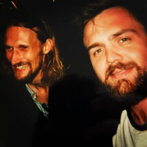 Marcus Berggren Instagram - När vi började podda fanns det bara en kanal. Göta kanal. Alex & Sigge hette bara ”Alex &” för Sigge var inte uppfunnen än. Skev dront gick lös på tomten och käkade upp alla ens sommaräpplen å mumlade saker om ”Valdemarsvik” samt körde pingisens enda kraftuttryck ”OZAAAA!!!!” (men mumligt då)
Marco Polo hade en populär reseblogg på Finest.se innan han blev pikétröja på heltid åt killar som vill heta Frans å se ut som att de har grönt kort i krocket.
Jesus var blott en luden jude och sektledare på en åsnefarm inga vägar gick till och ingen jävel kunde la tro att Beyoncé skulle tacka honom dagligen från scen 2000 år senare med PINGST i blicken. 
Ja, ni fattar. Vi har vart med sen Ingvar Oldsberg bara hade hår i mitten men inget på sidorna. Björn Hellberg gick på boksigneringar för andras böcker för han själv var bara sju år och kunde själv bara stava till ”pottfrisyr” men vem vill läsa den boken? Där det bara står: pottfrisyr pottfrisyr pottfrityr…
Vi kommer fortsätta med  vår internetradio tills det att döden, diabetes, extremt upprörda föräldragrupper eller en sur busgrogg av alla tre sätter stopp för det. 
Hörs i Tombola Podcast.