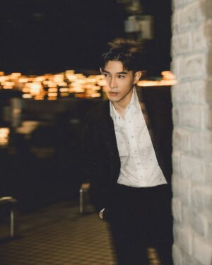 Marcus Chang Instagram - 準備要從2021號房checkout, 搬到2022號房了叻！

年終通常伴隨著這種有點神奇的氛圍。
想起去年許下的願望
和留下的遺憾，
想著新年新希望以及要為自己設定的目標

嗯，我顯然還不是很想起身收行李，那不然先讓我先在2021的床沿靜靜地煨一下。

雖然不擅於收行李(收超久🥲)不過一年的種種就全部打包吧！謝謝2021給我的紀念品，我會在新房間找個顯眼的好位子好好展示的🙌

Cheers🥂
Happy 2022 !🎊🎊🎊

Checking out of room 2021 and moving into room 2022 tonight, 

Packing up the year's wishes, accomplishments and regrets.
Well,
I've never really liked packing and unpacking, But I think I already know where to display this year's keepsakes in my new room. 

Cheers to a brand new  year and a chance to reset my goals again🥂

Happy 2022 !🎊🎊🎊

Photographer @autumnscope
Makeup @prettycool_makeup @kaiyu_art
Hairstyle @ben_underhair

👔 @fendi
👞@louboutinworld 

#lastdayoftheyear #byebye2021 #fendi #chritianlouboutin
#suits #ootd #streetphotography
