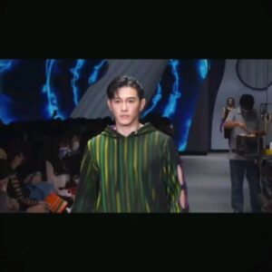 Marcus Chang Instagram - 很榮幸受邀來參與這次Damur的秀
體驗虛擬世界與現實世界的分際被模糊的感受

很喜歡中山裝銳利的線條卻搭配柔軟蕾絲布料
第二套服裝跟隨著光影不同角度而變色
讓每個Model彷彿化身成了虛擬市民

#Glitch 呈現在現實世界發生故障 
彷彿我們這個世界才是虛擬的

說這麼多，老闆可以先給我來根香腸嗎？🙋

特別感謝✨
@damurfashion
@tpe.fashionweek
@voguetaiwan
@backlash_studio

#taipeifashionweek
#台北時裝週 #damur #glitch #aw22