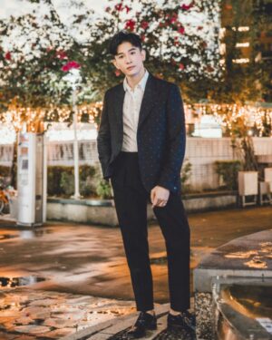 Marcus Chang Instagram - 準備要從2021號房checkout, 搬到2022號房了叻！

年終通常伴隨著這種有點神奇的氛圍。
想起去年許下的願望
和留下的遺憾，
想著新年新希望以及要為自己設定的目標

嗯，我顯然還不是很想起身收行李，那不然先讓我先在2021的床沿靜靜地煨一下。

雖然不擅於收行李(收超久🥲)不過一年的種種就全部打包吧！謝謝2021給我的紀念品，我會在新房間找個顯眼的好位子好好展示的🙌

Cheers🥂
Happy 2022 !🎊🎊🎊

Checking out of room 2021 and moving into room 2022 tonight, 

Packing up the year's wishes, accomplishments and regrets.
Well,
I've never really liked packing and unpacking, But I think I already know where to display this year's keepsakes in my new room. 

Cheers to a brand new  year and a chance to reset my goals again🥂

Happy 2022 !🎊🎊🎊

Photographer @autumnscope
Makeup @prettycool_makeup @kaiyu_art
Hairstyle @ben_underhair

👔 @fendi
👞@louboutinworld 

#lastdayoftheyear #byebye2021 #fendi #chritianlouboutin
#suits #ootd #streetphotography