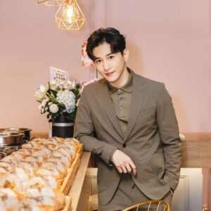 Marcus Chang Instagram - 22022022 ❴Tuesday❵
餓餓了餓餓了餓餓 週二肚子餓
♥️♥️👉♥️♥️👉♥️♥️ 週二…
 (Ok打完這個我覺得好恥…)

👔: @boss

#ThisIsBoss