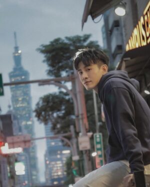 Marcus Chang Instagram - 『我們只需要比昨天, 再勇敢一點點❤️』

國際乳癌防治「粉紅十月」，鼓勵女性鼓起勇氣放下對乳癌的恐懼，
「及早預防、及早發現、及早治療」重新關心自己也守護身邊最親密的家人與朋友，讓全世界朝終結乳癌更前進一步！
Ralph Lauren的「Pink Pony」活動每年都響應著「粉紅十月」的宗旨，希望藉著服裝傳達用愛珍惜生命美好，一起正視防治乳癌的重要！我身上穿的就是今年迎向21週年的「Pink Pony」系列服裝，希望可以成為給予女性們對於乳癌檢查防治的溫柔提醒，更是一種對癌友的暖心關懷！

只要購買指定粉紅小馬深藍帽T與粉紅小馬指定T恤這兩款服裝單品，RalphLauren 會將收益100%全數捐贈予中華民國乳癌病友協會，購買「Pink Pony」系列其他商品，也能將每件單品的25%購買金額捐贈予Ralph Lauren抗癌行動。
不論男女都能穿出清爽的美式休閒風格，時尚不只讓人穿出自我品味，更能讓我們透過服裝傳遞力量！

#PoloRalphLauren #PinkPony #乳癌防治