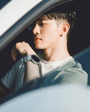 Marcus Chang Instagram - 身為 @samsungtaiwan 的愛好者，擁有手機之外，當然最不可或缺的就是手錶跟耳機了。

謝謝三星這次Galaxy Watch4 Classic，讓我再次體驗更便利的生活，維持經典外型，搭配屬於自己的風格錶帶，走到哪都帥到不行，最新改版的Galaxy Watch4 Classic，最喜歡睡眠血氧偵測的功能，可以評估自己的睡眠品質，真的超級厲害。

而耳機一直是我的隨身裝備，這次的Galaxy Buds2真無線藍牙耳機，拿到的時候發現超級輕巧，輕鬆帶上，不管是開車還是走路都不會輕易掉落，AKG調教的音場跟我錄音的監聽耳機一樣熟悉，不管是練習或聽音樂都更能享受其中。

享受便利的生活，健康又時尚。

#GalaxyWatch4Classic
#GalaxyBuds2
#精彩生活操之在手
#完美沉浸不絕於耳