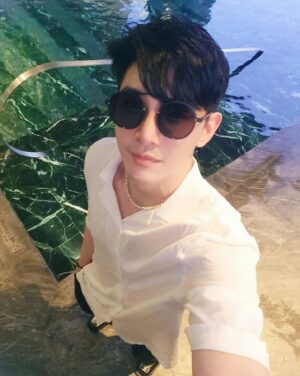 Marcus Chang Instagram - 今年的528不在你們身邊，
但還是收到了你們滿滿的愛❤️
生日還收到了飯店的蛋糕(毛巾!?)
謝謝一直喜歡我支持我的朋友，謝謝每一個為我生日應援的栗子🌰
剛剛吃了海膽加上和牛
覺得非常滿足😍

希望我能把我的快樂分享給你們
生日快樂，大家都要快樂!🎉