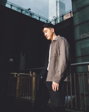 Marcus Chang Instagram - 忙著前進、忙著改變、忙著行動，時而走走停停…偶然從散步的儀式感，找回秋天的慢節奏。練習在城市裡獨處，感受平衡，感受屬於當下的方向感。

Hairstyle @ben_underhair
Makeup @izzue_stylist
Fashion @cosstores  #COSTaipei
Photographer @autumnscope