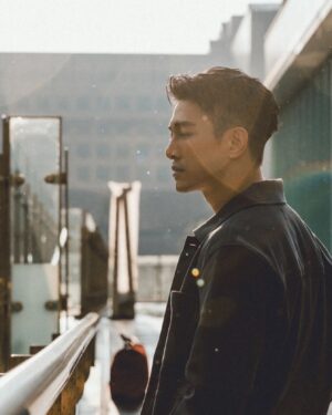 Marcus Chang Instagram - 忙著前進、忙著改變、忙著行動，時而走走停停…偶然從散步的儀式感，找回秋天的慢節奏。練習在城市裡獨處，感受平衡，感受屬於當下的方向感。

Hairstyle @ben_underhair
Makeup @izzue_stylist
Fashion @cosstores  #COSTaipei
Photographer @autumnscope
