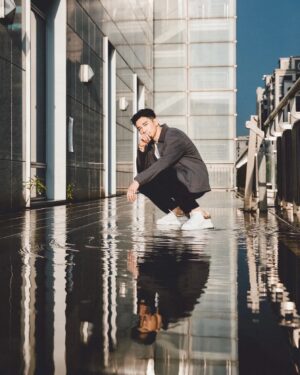 Marcus Chang Instagram - 忙著前進、忙著改變、忙著行動，時而走走停停…偶然從散步的儀式感，找回秋天的慢節奏。練習在城市裡獨處，感受平衡，感受屬於當下的方向感。

Hairstyle @ben_underhair
Makeup @izzue_stylist
Fashion @cosstores  #COSTaipei
Photographer @autumnscope