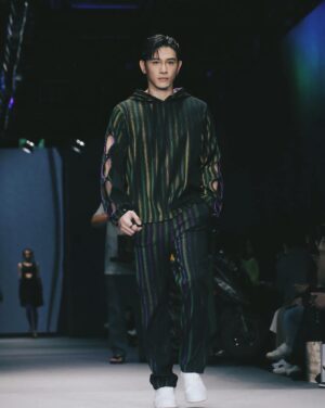 Marcus Chang Instagram - 很榮幸受邀來參與這次Damur的秀
體驗虛擬世界與現實世界的分際被模糊的感受

很喜歡中山裝銳利的線條卻搭配柔軟蕾絲布料
第二套服裝跟隨著光影不同角度而變色
讓每個Model彷彿化身成了虛擬市民

#Glitch 呈現在現實世界發生故障 
彷彿我們這個世界才是虛擬的

說這麼多，老闆可以先給我來根香腸嗎？🙋

特別感謝✨
@damurfashion
@tpe.fashionweek
@voguetaiwan
@backlash_studio

#taipeifashionweek
#台北時裝週 #damur #glitch #aw22